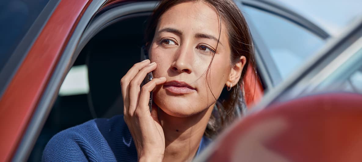 Une femme appelle l'assistance BMW Une femme appelle l'assistance BMW